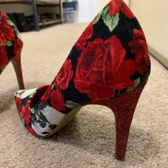 Black and red fabric skull and rose high heels with red glitter heel. Size 7 - Picture 2 of 5